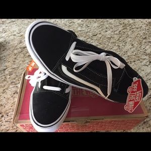 Vans “Old Skool” canvas and suede skater shoes